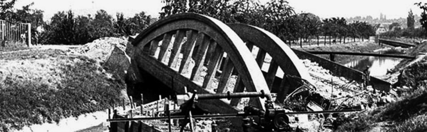 Bogenbrücke über die Pfinz in Durlach, im Hintergrund die Straßenbrücke der Pforzheimer Straße, Stadtarchiv Karlsruhe 8/Alben 5 Bd.7, S. 782